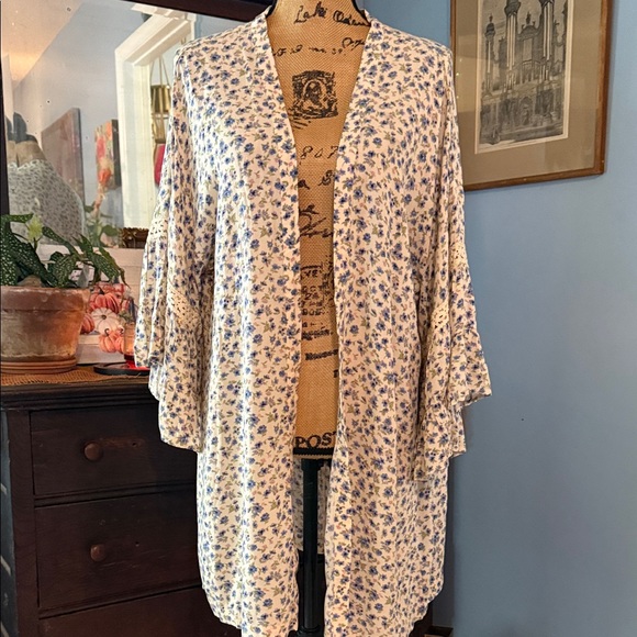 American Eagle Cream and Blue Floral Print Kimono Blouse – One Size NWT - Picture 4 of 10